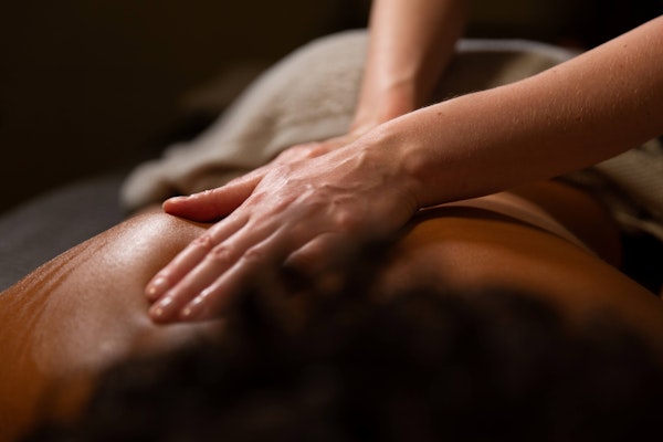 Elemis Expert™ Deep Tissue Tension-Ease Massage