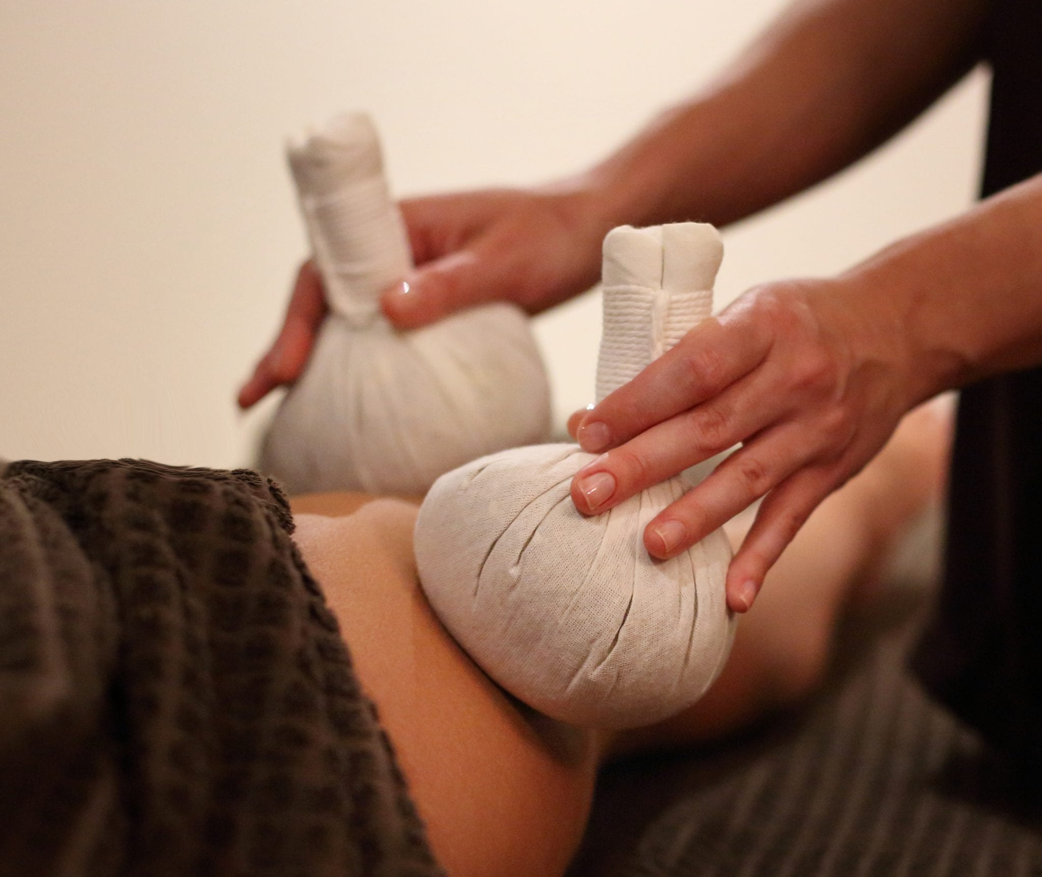 Hot Poultice Massage 55min - Includes 2 hour spa access