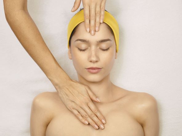 Lifting Aromatherapy Face Massage 55min - Includes 2 hour spa access