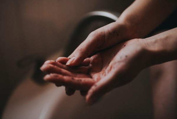 Hand Scrub & Massage | 25 Mins