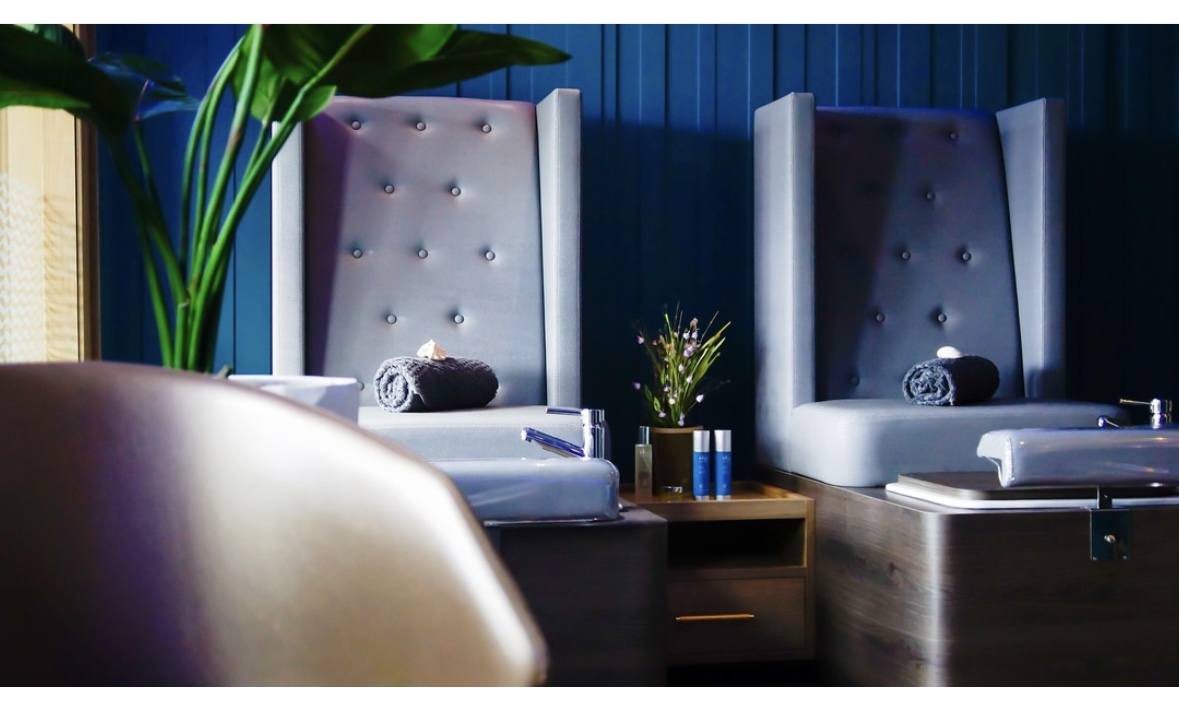 Rejuvenating Pedicure with Vinylux