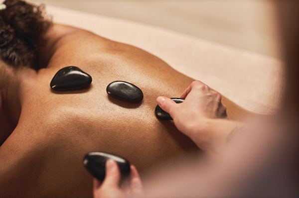 Massage aux pierres chaudes volcaniques 60 minutes