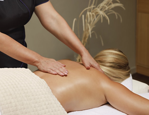 Elemis monoi oil massage and dry brushing for the whole body 70min / 129€