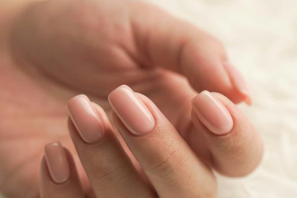 La dépose de vernis semi-permanent