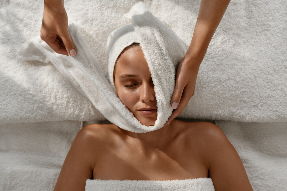 Seasonal Promotion - Red Carpet Ready Facial (20% Service Charge included)