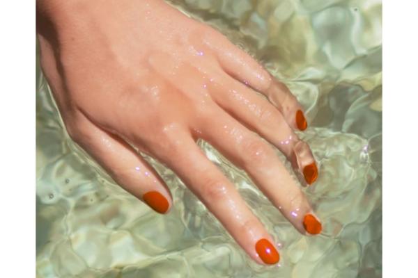 La pose de vernis classique