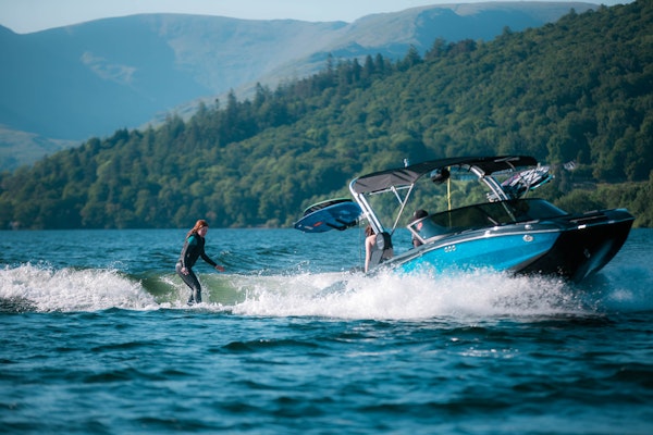 Wakesurfing