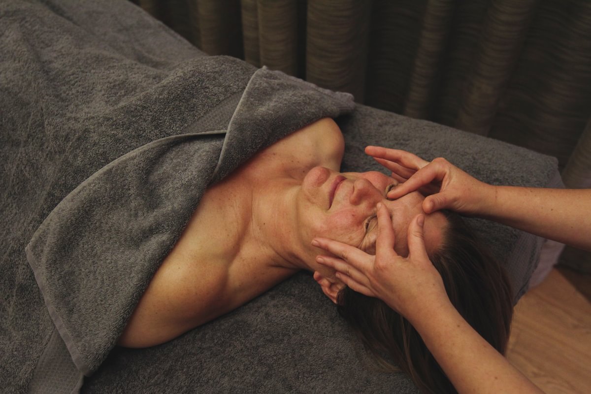 All Face Waxing (Excl. brows) | 45 Minutes