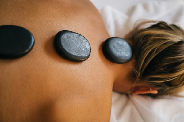 Hero with Hot Stones - Back, Face and Scalp 90 Minutes