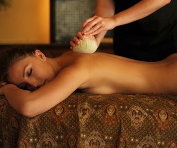 Thai Herbal Poultice Back Massage 30 Minutes