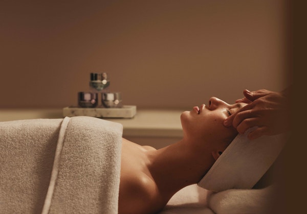 Elemis Expert Touch Reveal Facial