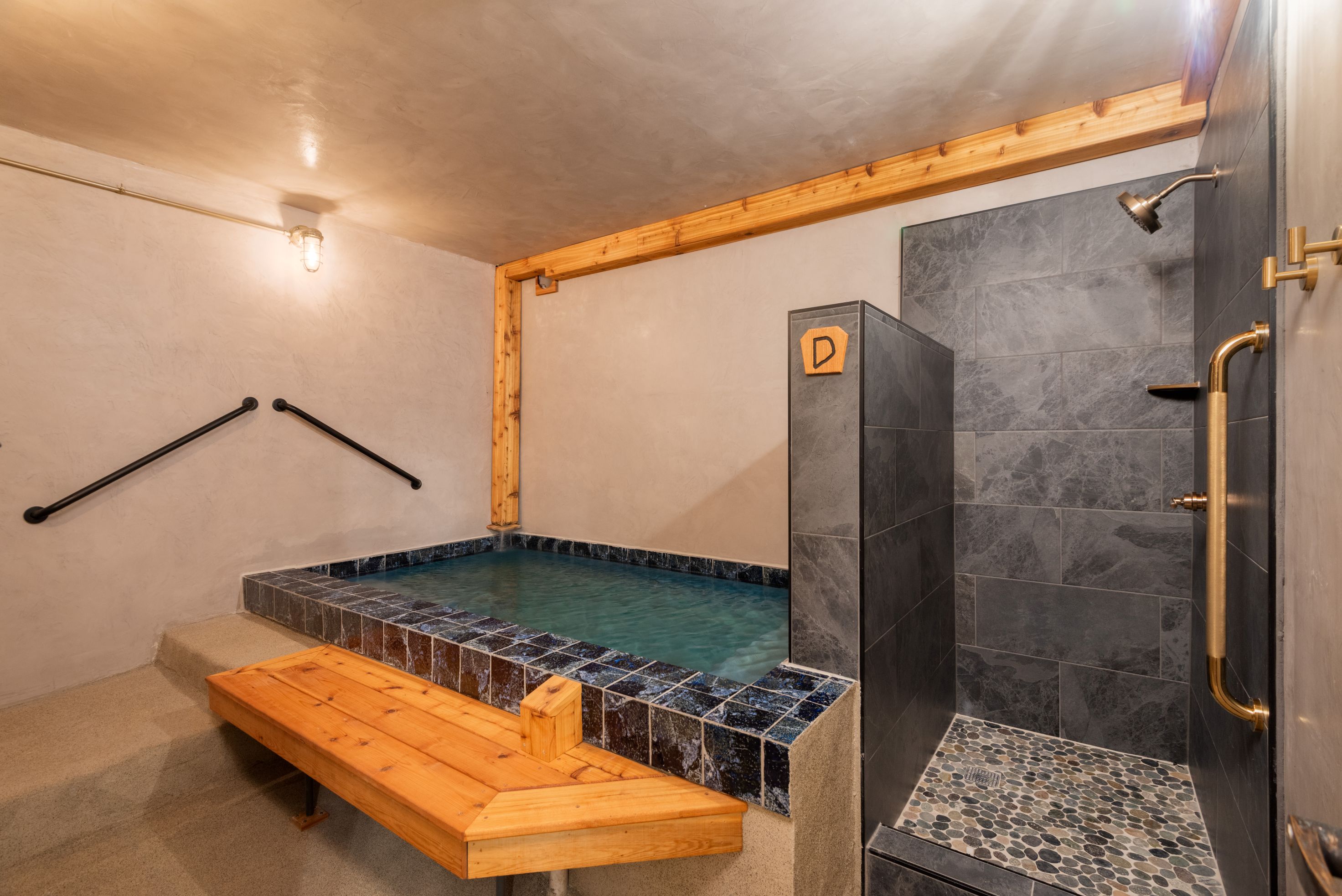1 Hour  Douglas Fir New Indoor Private Bath | 3 People Max